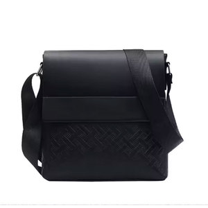 Fermeture éclair sécurisée et disposition de pochettes multiples pour une organisation facile Sac bandoulière - Product Image 4