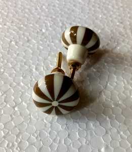 Elegante pomo de resina con detalles de latón para puertas de armarios, cajones de tocador, armarios de cocina y tiradores de muebles de armario - Product Image 1