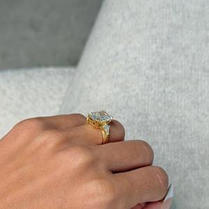 Anillo de Diamantes de Corte Radiante de 6.00 Quilates con Tres Piedras, Piedras Laterales de Corte Cometa, Doble Púa, Oro Amarillo de 18K, Certificado IGI, Anillo de Compromiso - Product Image 2