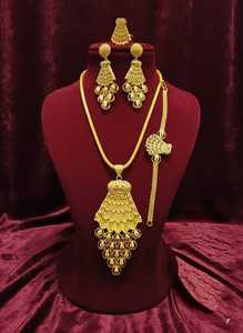 Ensemble de bijoux pour femmes avec collier et boucles d'oreilles en cuivre plaqué or 1K, look attrayant, conçu pour un style tendance pour les fêtes - Product Image 3