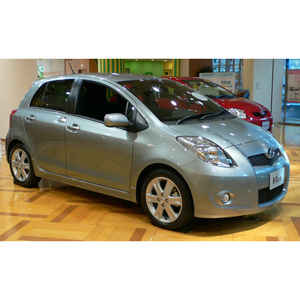 Moteur lisse Vitz fiable et usagé, carrosserie bien entretenue et sièges confortables pour les passagers - Product Image 2