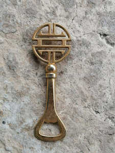 Abrebotellas de latón vintage con acabado de color dorado perfecto para accesorios de Bar elegantes e ideas de regalos en la India - Product Image 3