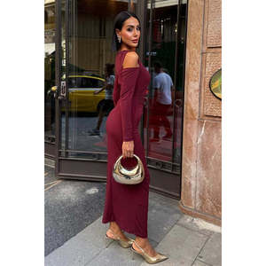 Vestido de Satén Drapeado 2912, Cómodo, con Escote Bajo y Accesorios en los Hombros, Cintura Natural - Product Image 6