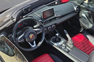 Fiat 124 Spider Abarth 2020 d'occasion, environ 9 600 miles, boîte manuelle 6 vitesses, turbo 4 cylindres, non modifié - Product Image 4