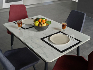 Ensemble de salle à manger moderne, table de luxe à motif marbre et 4 chaises en velours colorées (2 rouges, 2 grises), vente en gros pour café, restaurant, maison - Product Image 2