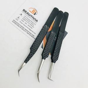 คีมคีบขนตาแบบเส้นใยเกรดสำหรับการผ่าตัดออกแบบโลโก้ได้อย่างมืออาชีพด้ามจับที่สมบูรณ์แบบทำจากสเตนเลสเคลือบสีดำทนทาน - Product Image 3