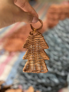 Ensemble d'ornements de Noël en osier de rotin artisanal du Vietnam pour la suspension d'arbre rustique et l'affichage de maison de vacances - Product Image 3