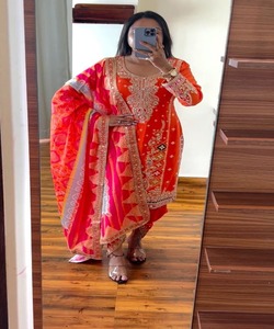 Costume de luxe Dhotis pakistanais pour femme en bleu avec style caftan et trois pièces cousues Lawn Salwar pour l'Aïd - Product Image 3