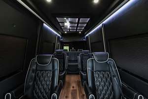 Caravana Sprinter de Pasajeros en Venta |   Minibús Diésel de Techo Alto con Configuración para Sentarse y Dormir, Ideal para Viajes - Product Image 4