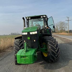 Potente Tractor John Deere 7230R de 140HP con Tecnología de Motor Avanzada para Granjas Modernas y Operaciones en Campos Amplios - Product Image 3