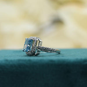 Anillo de compromiso de Halo y pavé de diamante cultivado en laboratorio de corte radiante azul, lujoso anillo de compromiso de oro sólido de 10K para mujer - Product Image 2