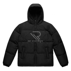 เสื้อแจ็คเก็ตพัฟเฟอร์มีฮู้ดสีดำสำหรับผู้ชาย RC Fitness ผ้าโพลีเอสเตอร์กันลม เสื้อโค้ทลำลองสำหรับฤดูหนาว พร้อมโลโก้ด้านหน้าและซิปปิด - Product Image 1