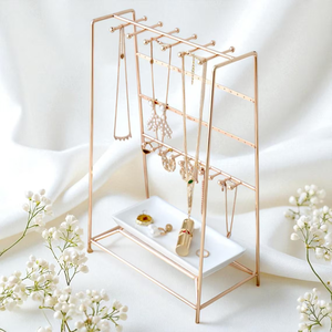 Fabricant de confiance Cintre pour bijoux en fer avec design à défilement idéal pour les intérieurs de maison à thème rétro et les écrans élégants - Product Image 5