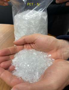 Flocons de PET très propres, lavés à chaud, plastique recyclé, qualité moulage par soufflage, haut débit 90% - Product Image 1