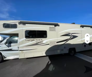 Autocaravanas ELEGANT Coachmen Leprechaun Clase C en Venta para Campamentos Familiares y Viajes por Carretera - Product Image 2