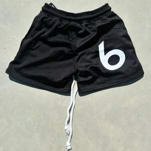 กางเกงขาสั้นเล่นกีฬา5นิ้วสำหรับผู้ชายกางเกงขาสั้นตาข่ายพิมพ์ลายหน้าจอสำหรับฤดูร้อนงานตามสั่ง - Product Image 2