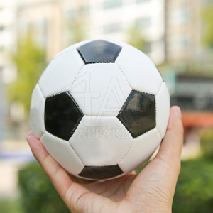 Football professionnel pour le match et l'entraînement construit avec un matériau durable au toucher et une haute performance. - Product Image 4