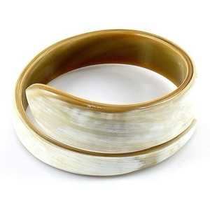 Bracelet manchette artisanal moderne en corne de buffle écologique, couleur corne naturelle, finition laquée, perles, bijoux de luxe pour la décoration intérieure - Product Image 1