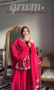 Ensemble de costume TOP SHARARA DUPATTA BLOOMING FOUX GRORGETTE 3/7 MM avec broderie de sequins multi-zari, motifs VISHNU K, sans manches - Product Image 2