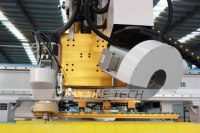 Máquina CNC de Cinco Ejes para Trabajar la Madera con Rotación de 360° °   Hoja de sierra giratoria para paneles de madera de gabinetes 45 °   Corte y Perforación