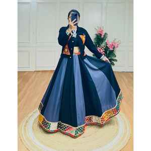 Levante su estilo Navratri con nuestra exquisita chaqueta vaquera de rayón puro liso y chaqueta vaquera de trabajo Gamthi intrincadamente bordada - Product Image 1