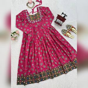 Fabricant en gros de kurtis en coton de qualité supérieure avec des imprimés numériques et des travaux de séquence pour l'exportation en gros et les magasins de détail - Product Image 3