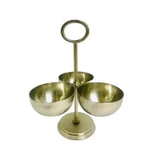 ชามอาหารโลหะสีทองพร้อมขาตั้งอุปกรณ์ตกแต่งโต๊ะสำหรับงานแต่งงานเป็นมิตรกับสิ่งแวดล้อมแบบกำหนดเอง - Product Image 1