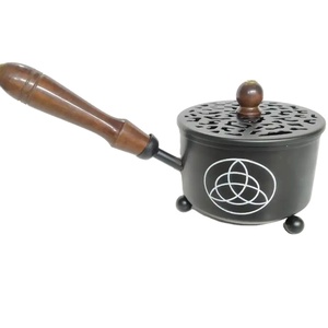 Caldero de hierro artesanal con mango de madera, quemador de carbón de incienso, difusor de aromaterapia con símbolo impreso recubierto de polvo, hecho de madera - Product Image 1
