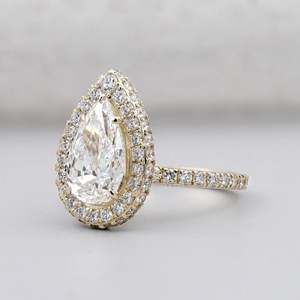 Bague de fiançailles en or jaune certifiée IGI, forme poire avec halo de diamants et bande pavée, bagues en diamants certifiés - Product Image 3