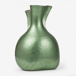 Jarrón rústico martillado Green Glen para diseño de estilo orgánico, jarrón de Metal, exquisito acento artesanal para decoración del hogar - Product Image 6