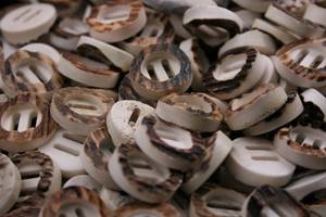 Usine en gros véritable os de buffle boutons 2 trous rond os de boeuf conception personnalisée pour manteaux Blazers chemises Jeans décoration perlée - Product Image 4