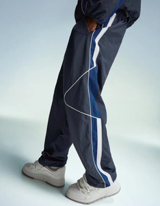 Conjunto de chándal de nailon para hombre, chándal de nailon ligero con cremallera y logotipo reflectante personalizado de fábrica, conjunto de cortavientos OEM 100% - Product Image 2