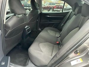 Toyota Camry LE FWD berline d'occasion 2019, boîte automatique, sièges en cuir, intérieur foncé, pneus R16, moteur turbo, capacité 4L, électrique - Product Image 4