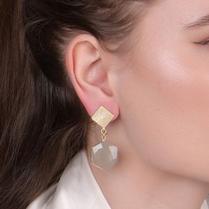 Boucles d'oreilles en pierre de lune grise en laiton plaqué or 18 carats fabriquées à la main | Bijoux de mariage à la mode pour femmes | Marque DUA | Exportateur de Jaipur - Product Image 6