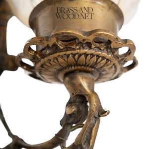 Applique murale antique en laiton massif avec plaque arrière ornée et bras incurvé avec abat-jour en verre vintage pour intérieurs classiques - Product Image 5