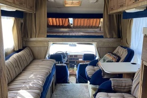 Autocaravana de Lujo New World RV de 1986, Fabricada en EE. UU., con Motor de Aluminio de 4 Cilindros 22RE, Cocina y Baño Equipados para el Hogar o Camping - Product Image 4