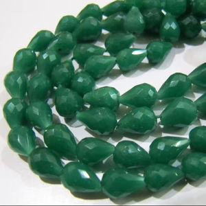 Cuentas de Esmeralda de Alta Calidad, Facetadas, en Forma de Lágrima, Hebra de 15 Pulgadas de Largo, con Tamaños de 5x7 mm y 8x12 mm, Cuentas Verdes - Product Image 1