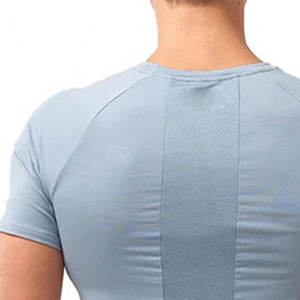 Camiseta ligera de manga corta con cuello redondo para hombre, camiseta personalizada sostenible más vendida, logotipo frontal, material satinado antibolitas - Product Image 6