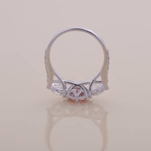 Anillo de compromiso de lujo de plata de ley 925 con tres piedras de diamantes rosas y blancos de corte redondo. - Product Image 5