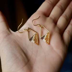 Hermosos pendientes triangulares de latón chapados en oro con cuentas 100% pendientes hechos a mano para mujeres y niñas en fiestas de bodas - Product Image 1
