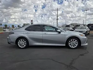 Camry LE Sedán 2024 con Asientos de Cuero, Luces LED, Techo Solar Panorámico y Transmisión Automática - Product Image 6