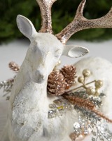 Statues de renne blanches élégantes avec bois de cerf et décor de pin idéal pour le style de table ou d'étagère de Noël