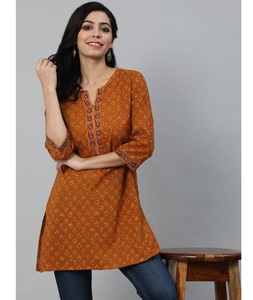 Tops estampados de algodón de uso étnico indio para colecciones regulares y de oficina con tallas grandes disponibles, Kurtis cortos elegantes - Product Image 1