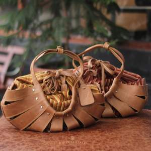 Conjunto de pulsera de cuero hecha a mano de primera calidad y bolsa de viaje de lona con cordón Accesorios elegantes y duraderos para uso diario y al aire libre - Product Image 1