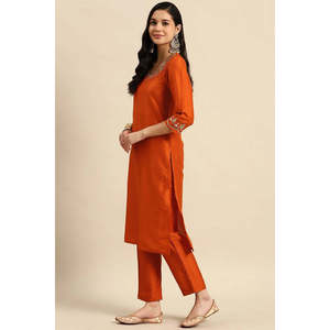Conjunto de Kurta de Seda con Bordado Naranja para Mujer, Silueta Ajustada - Product Image 3