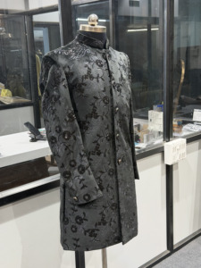 Traje Sherwani de Lujo Negro Medianoche con Brillo, Pantalón de Diseñador con Lentejuelas Florales, Achkan para Bodas Reales, Secado Rápido, Sin Arrugas - Product Image 3