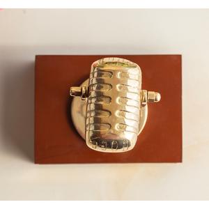 IndianArtVilla Micrófono decorativo de latón con base de madera, artículo decorativo, mesa y artículo de regalo de decoración del hogar - Product Image 6