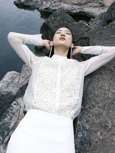 Chemisiers pour femmes de style élégant avec bordure en dentelle Étiquettes personnalisées Blouse Agnes à manches longues 73% Cupro 27% Polyester Whiteant Vietnam Factory - Product Image 3