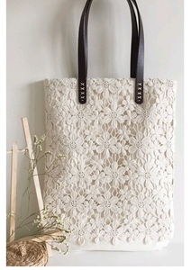 Bolso Tote Floral Blanco de Crochet con Patrón de Encaje Completo, Elaborado con Encaje de Crochet y Algodón, Diseñado para un Uso Diario Elegante - Product Image 2