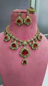 ชุดสร้อยคอแบบดั้งเดิมของอินเดียคุณภาพพรีเมียม พร้อมมงกุฎแบบ Maang Tikka ดีไซน์หรูหราสวยงาม เหมาะสำหรับงานแต่งงานและงานปาร์ตี้ - Product Image 2